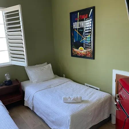 Hollywood View Private Room with Amenities